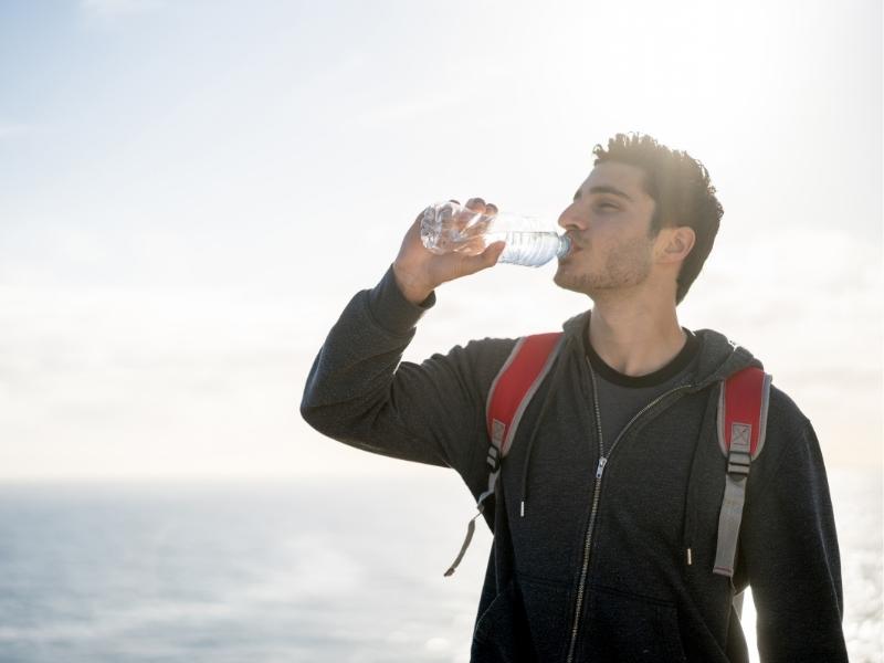 Hydratez votre corps avant la randonnée