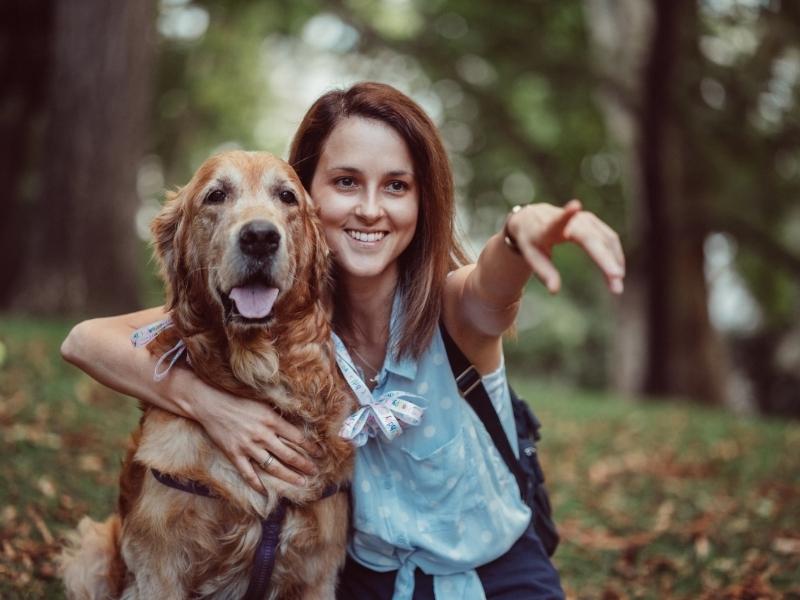 Une femme et son chien en randonnée