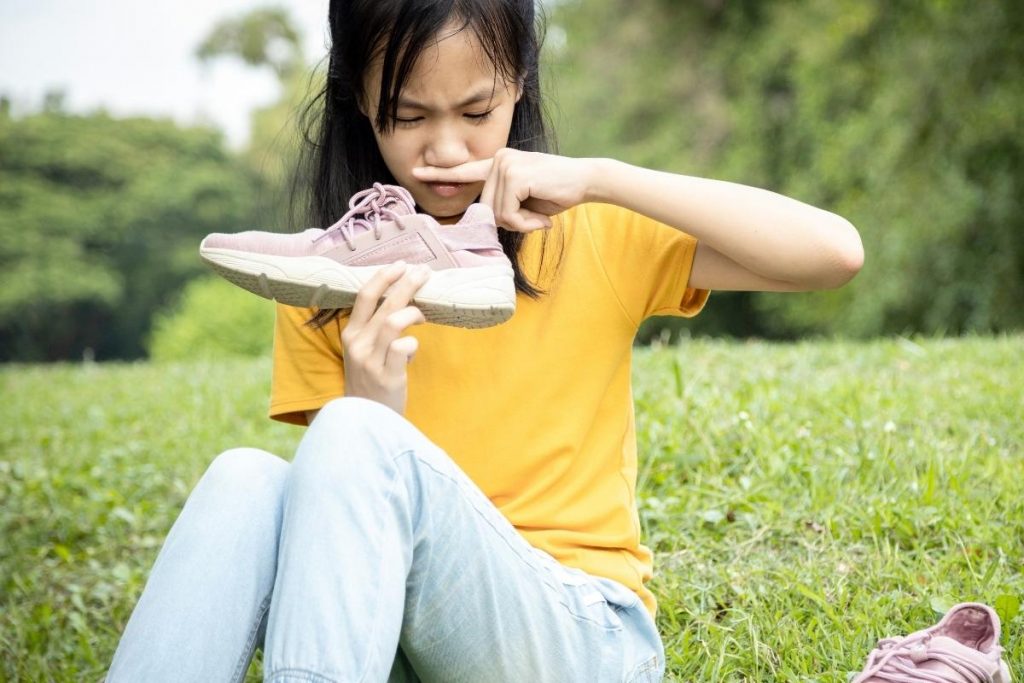5 étapes pour enlever la mauvaise odeur des chaussures