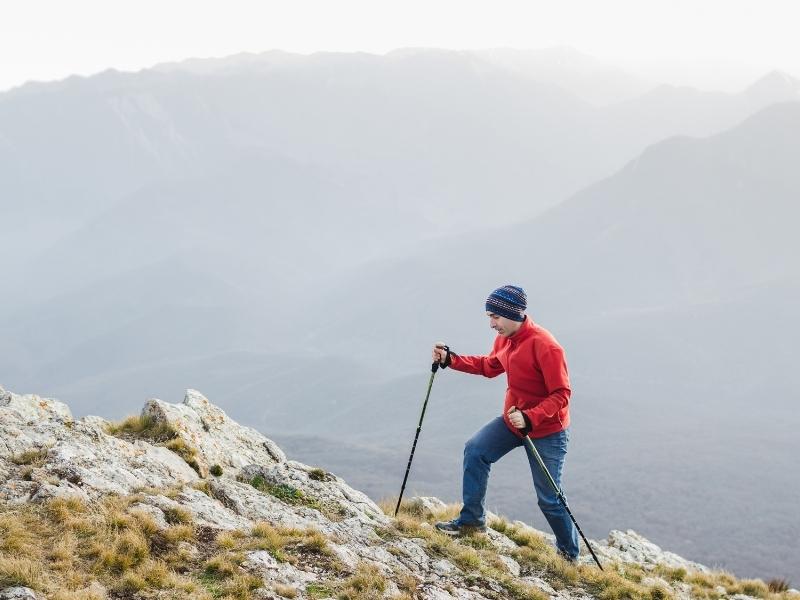 Un randonneur utilisant des bâtons de marche en montagne