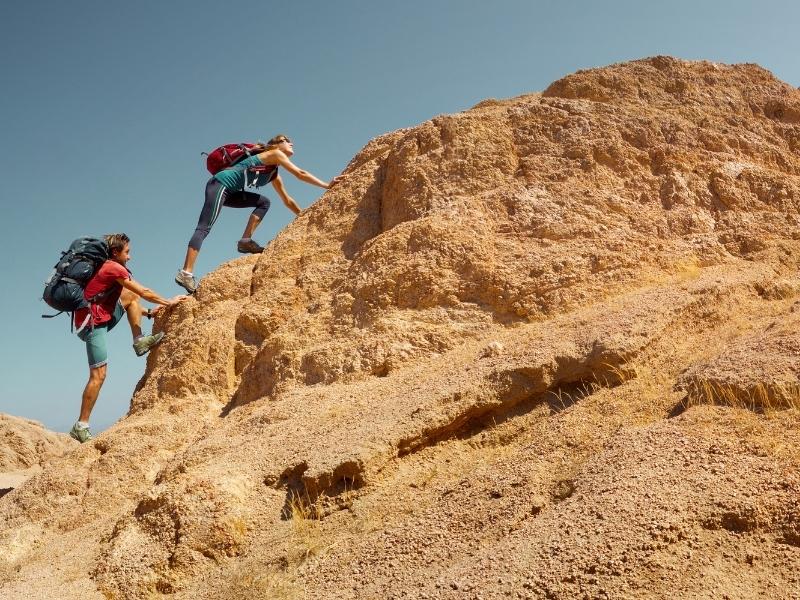 Deux randonneurs qui escaladent un rocher