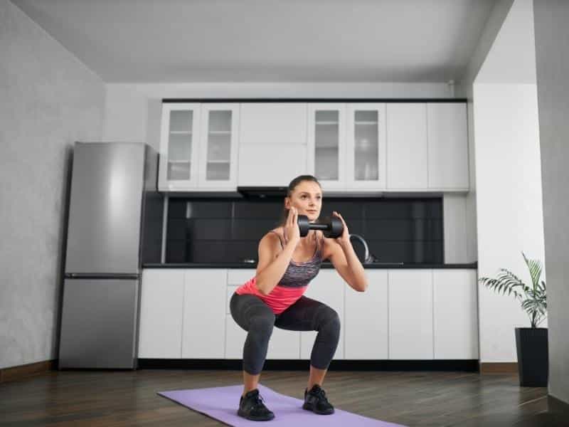 Exercices de musculation avant la randonnée : squat