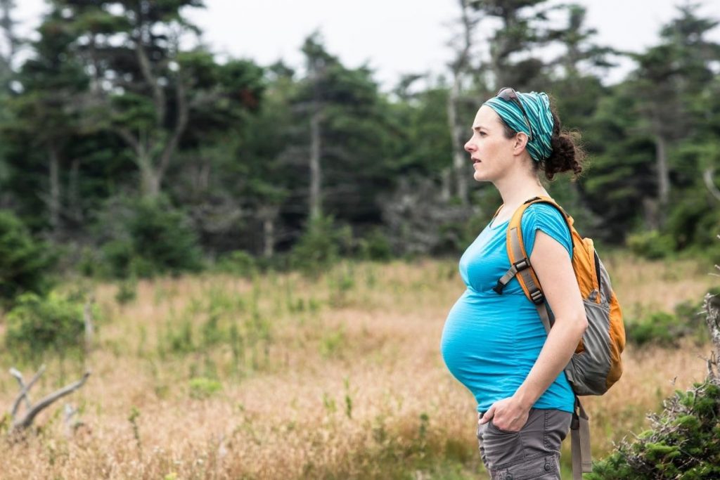 Faire de la randonnée quand on est enceinte : recommandé ou non ?