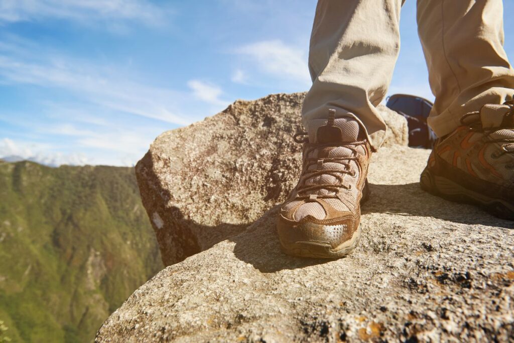 Chaussures de randonnée pour homme au sommet d'une montagne