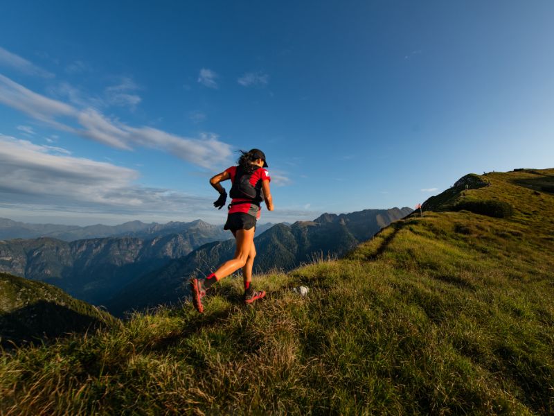 Femme qui court un trail au sommet d'une montagne
