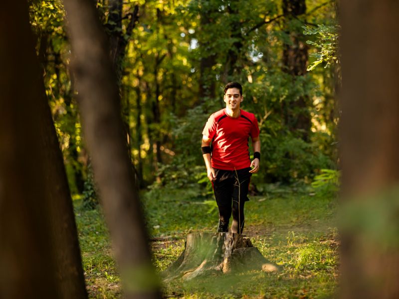 Homme qui s'entraîne au trail dans les bois
