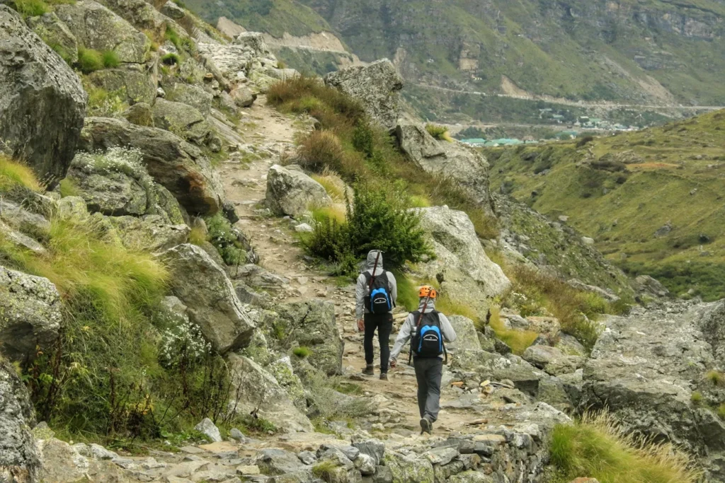 Randonneurs sur un sentier de montagne