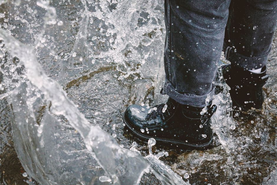 Chaussures de marche sur un sentier humide
