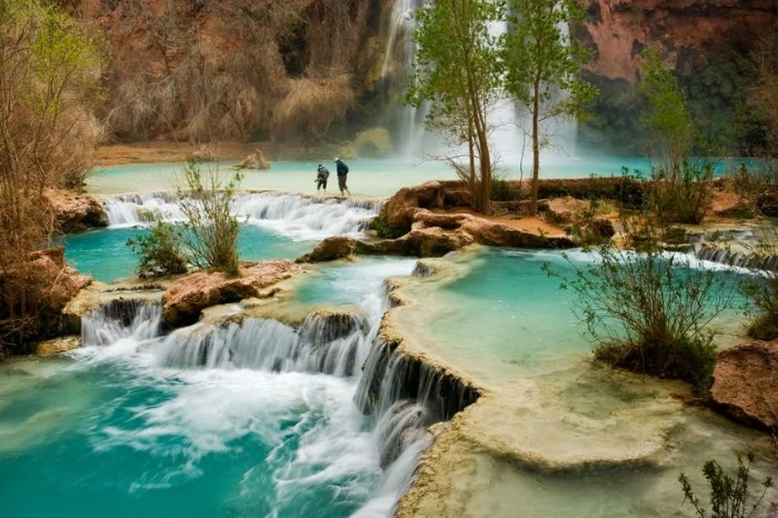 Paysage naturel avec cascades lors d’une randonnée